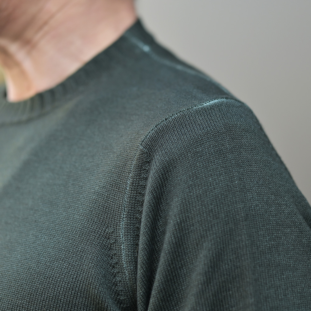 フィリッポ デ ローレンティス（FILIPPO DE LAURENTIIS）　メリノウール クルーネックニット　モデル着用バストアップ画像