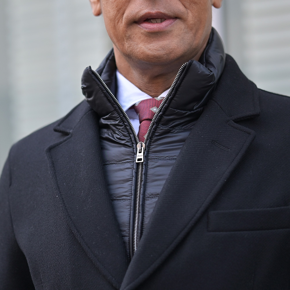 ヘルノ（HERNO）メルトンウール チェスターコート　首元のクローズアップ画像