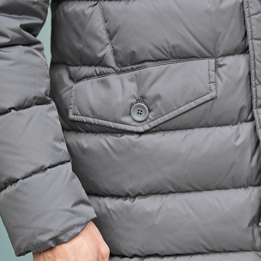 ヘルノ（HERNO）POLAR-TECH M-65型ダウンコート　サイドポケットのクローズアップ画像
