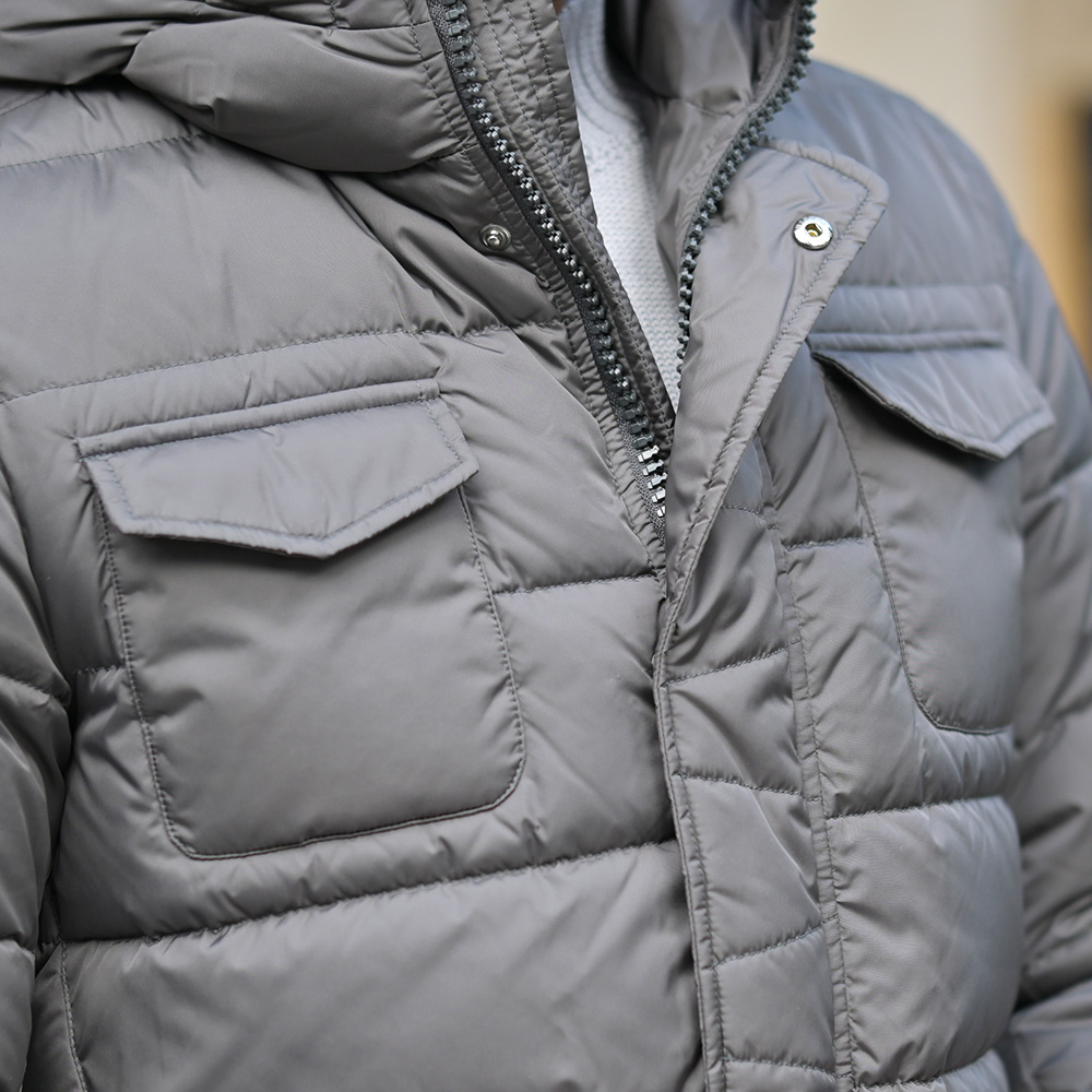 ヘルノ（HERNO）POLAR-TECH M-65型ダウンコート　チェストポケットのクローズアップ画像