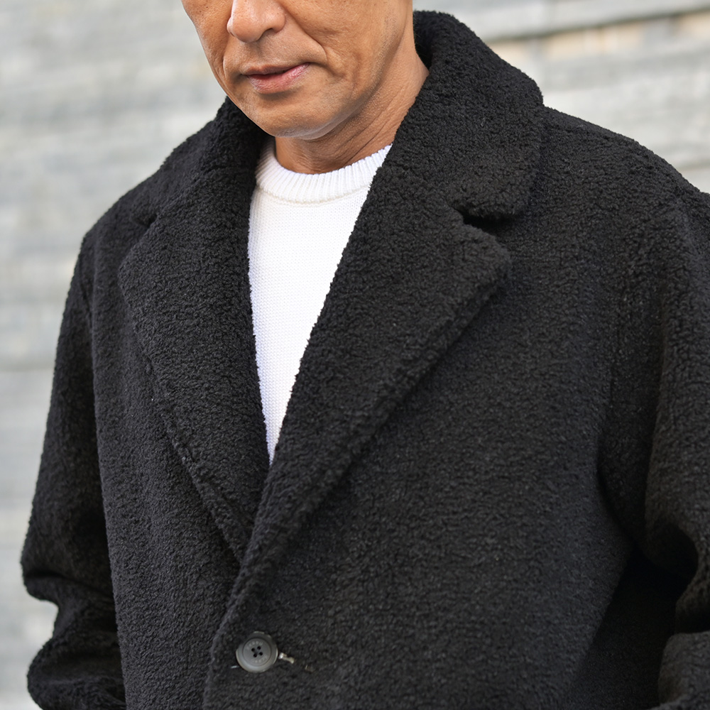 ヘルノ（HERNO）エコファー チェスターコート　モデル上半身アップ画像