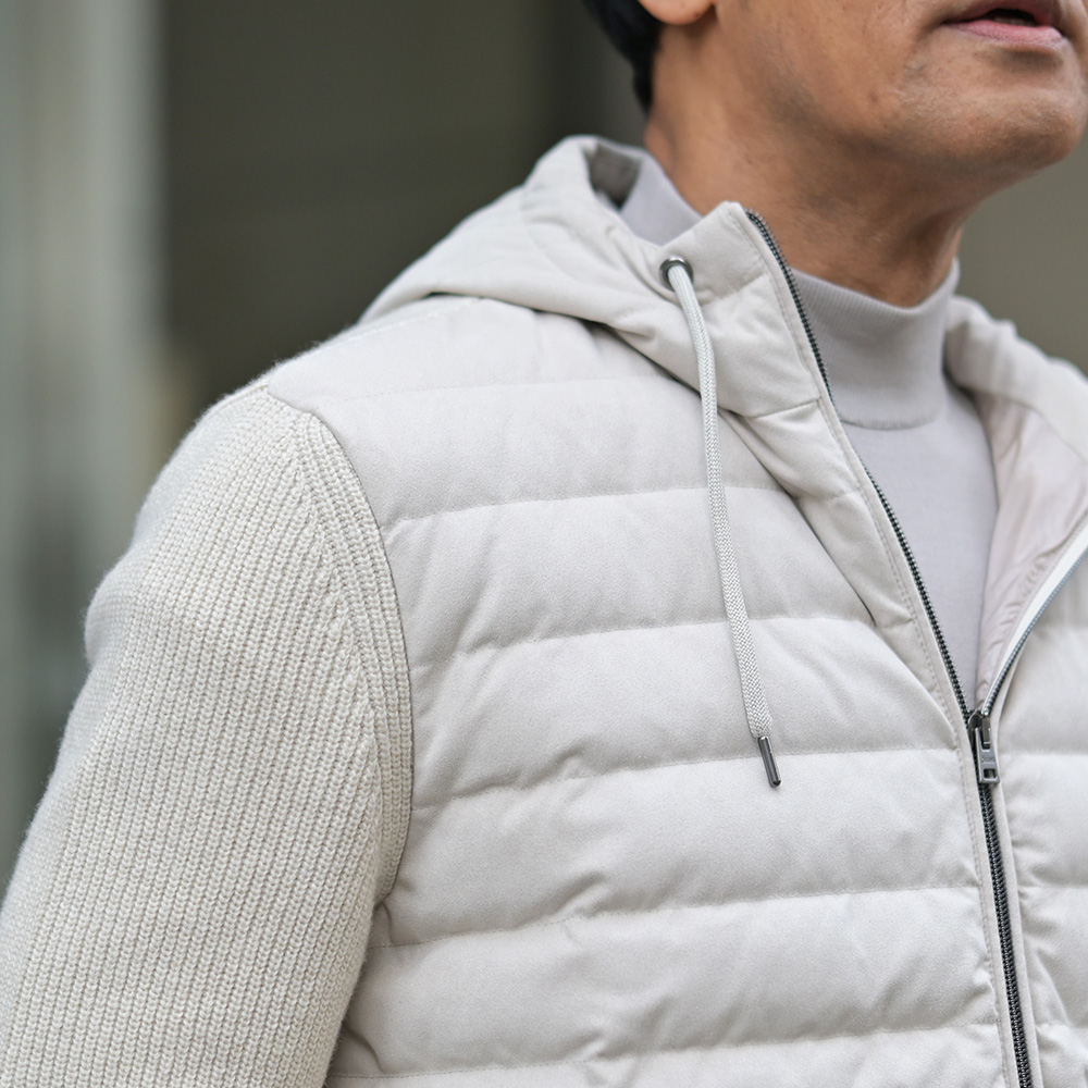 ヘルノ（HERNO）HERNO RESORT ニット切り替え ハイブリッドダウン　モデル上半身アップ画像