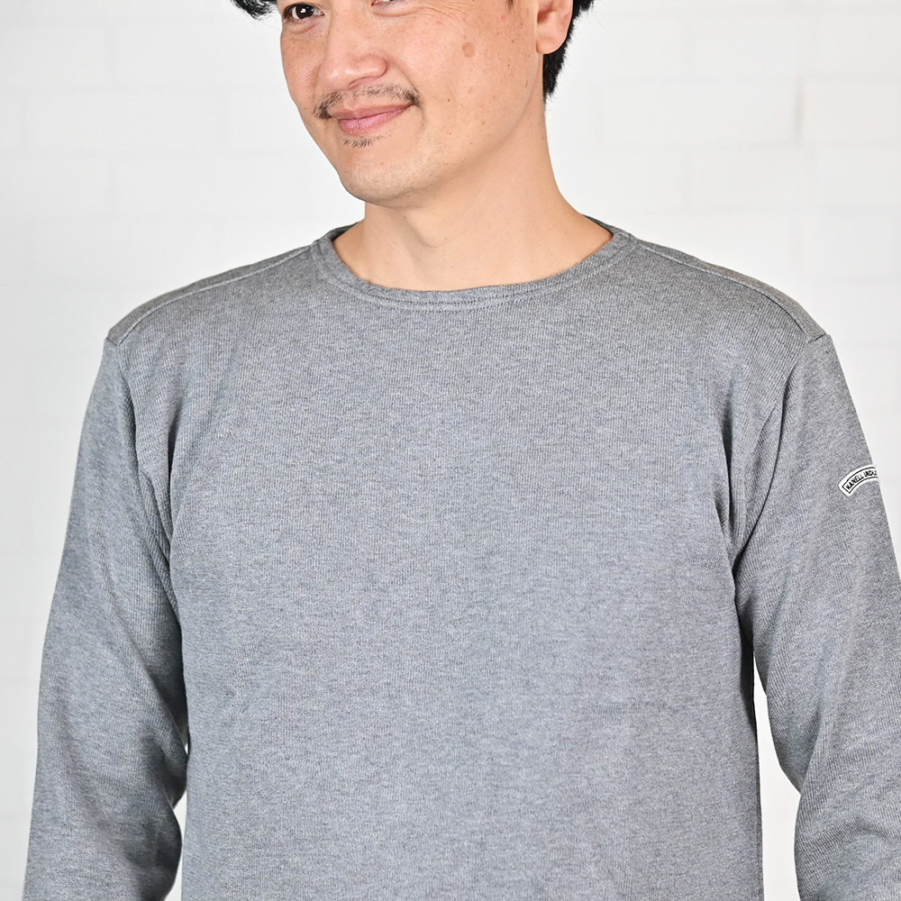カネル（Kanell）ボナパルト（BONAPARTE）無地クルーネックニット　首元のアップ