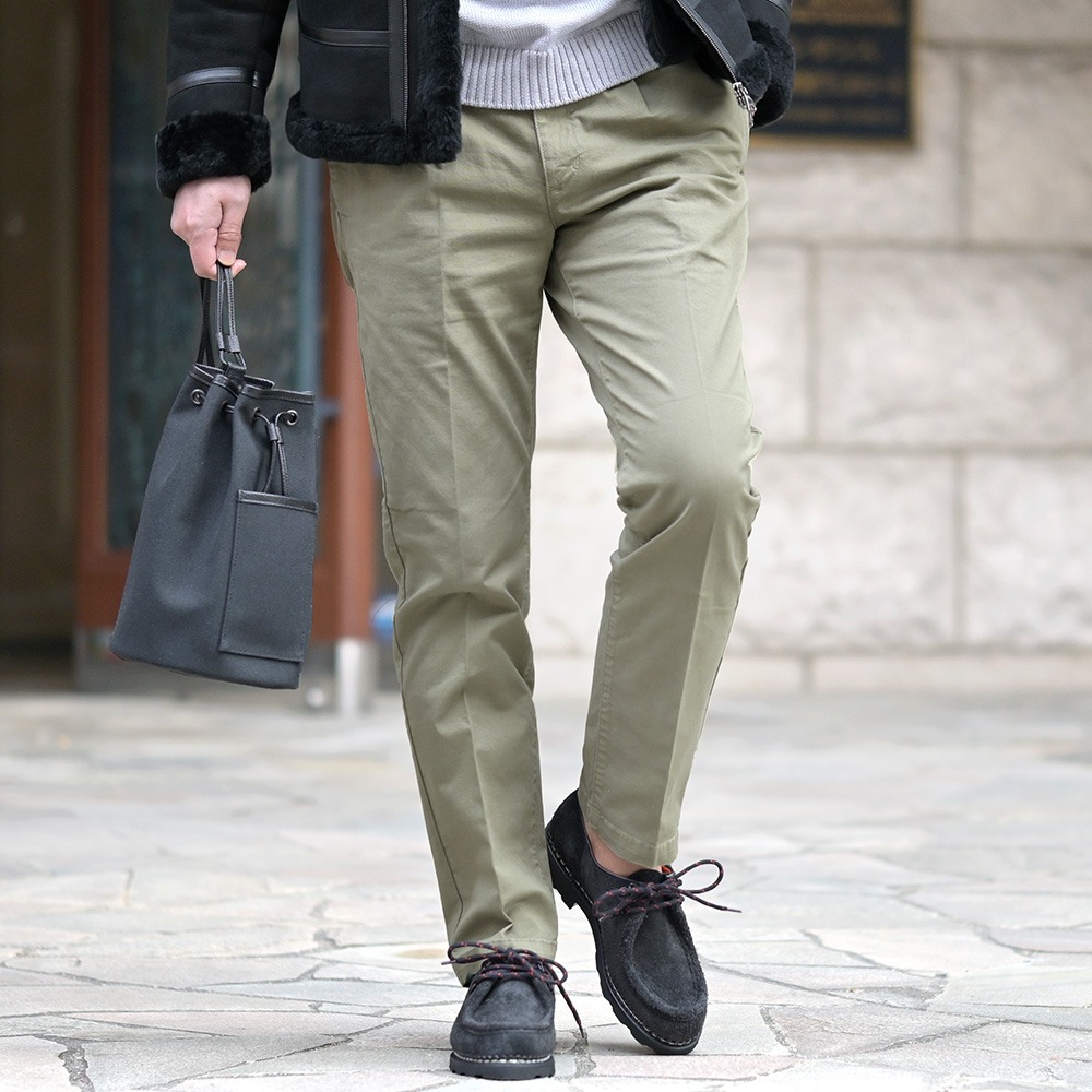 ノミアモ nomiamo ドレスチノパンツ　モデル着用上半身アップ画像