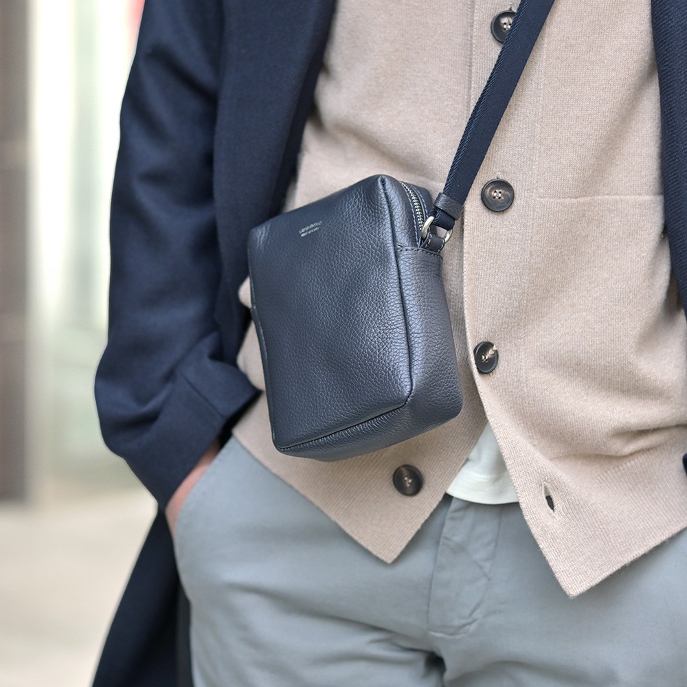 ENTRE AMIS アントレアミ ミニショルダーバッグ　モデル着用上半身アップ画像