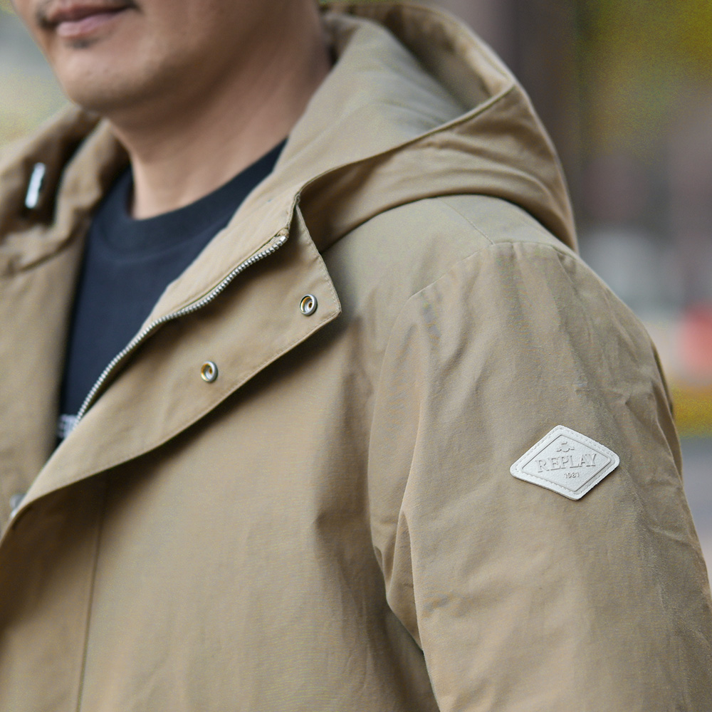 リプレイ　REPLAY　ワックスコットンナイロン 中綿入りフーディーコート　肩部分のアップ