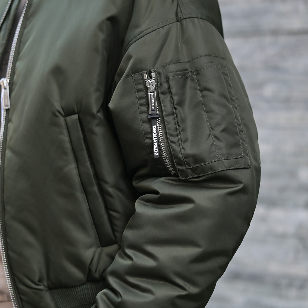 ディースクエアード　MA-1中綿ブルゾン　袖ポケットのアップ