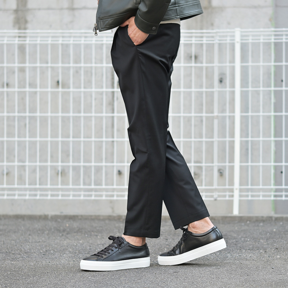 ブリリア　BRIGLIA1949　WIMBLEDONS アクティブメリノサマーウール イージースラックス　横からのシルエット