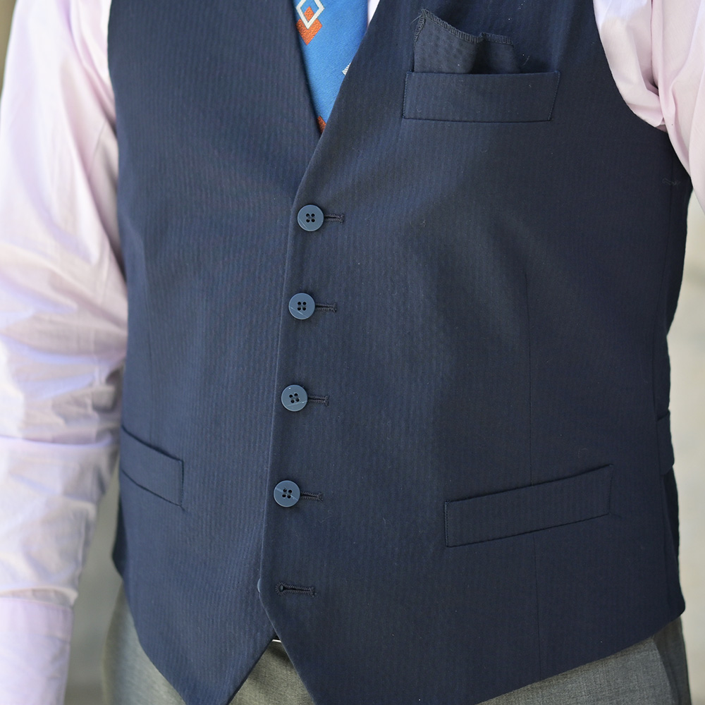 ジャンネット（Giannetto）GILET シアサッカー生地 シングルジレ　モデル着用上半身アップ画像