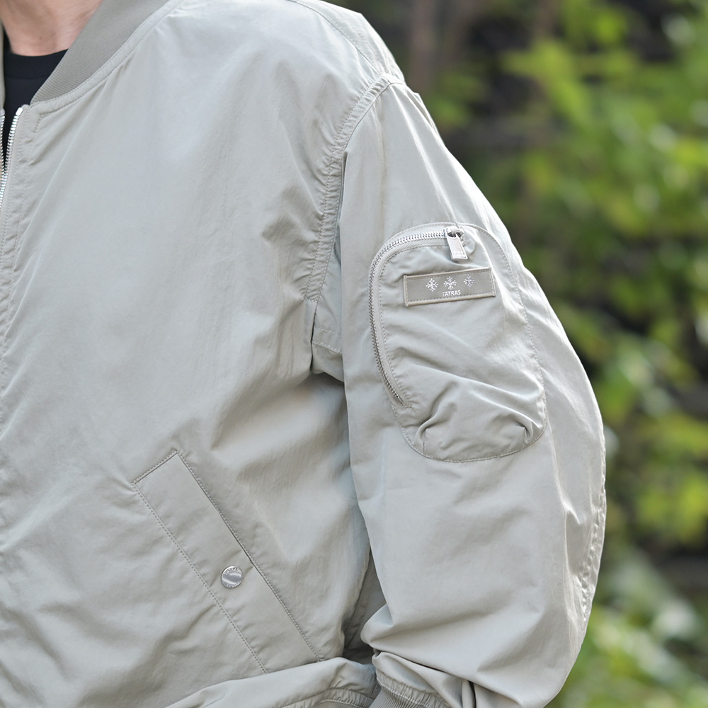 タトラス（TATRAS）TOMORI（トモリ）MA-1型ブルゾン　上半身部分のクローズアップ画像