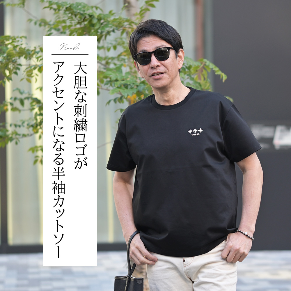 タトラス（TATRAS）NUNKI（ヌンキ）背面刺繍ロゴTシャツ　モデル着用下半身画像　大胆な刺繍ロゴがアクセントになる半袖カットソー