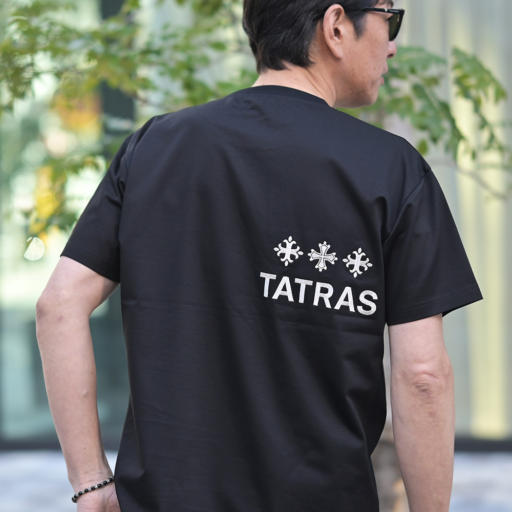 タトラス（TATRAS）NUNKI（ヌンキ）背面刺繍ロゴTシャツ　背中のクローズアップ画像