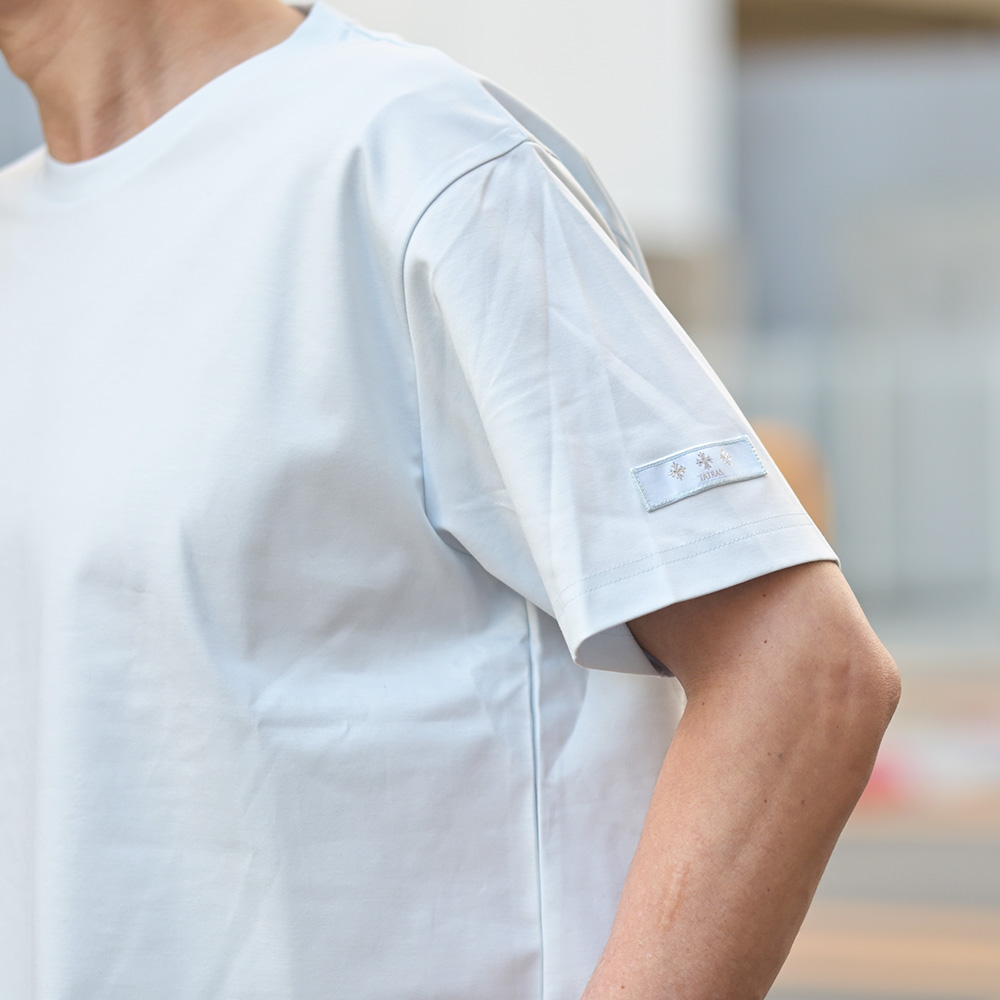 タトラス（TATRAS）CIALO（チアーロ）左袖ロゴワッペンTシャツ　腕部分のクローズアップ画像