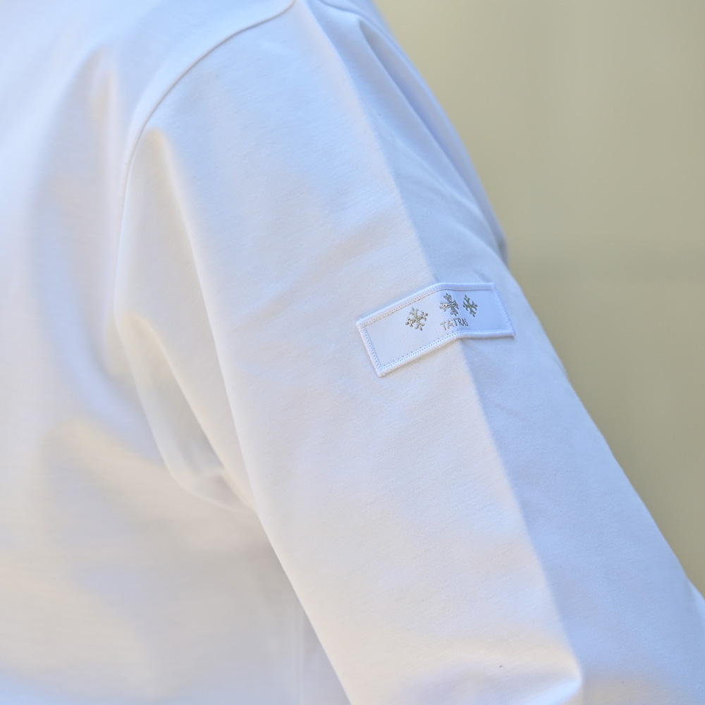 タトラス（TATRAS）OSMO（オスモ）左袖ロゴワッペン長袖カットソー　ロゴワッペン部分のクローズアップ画像