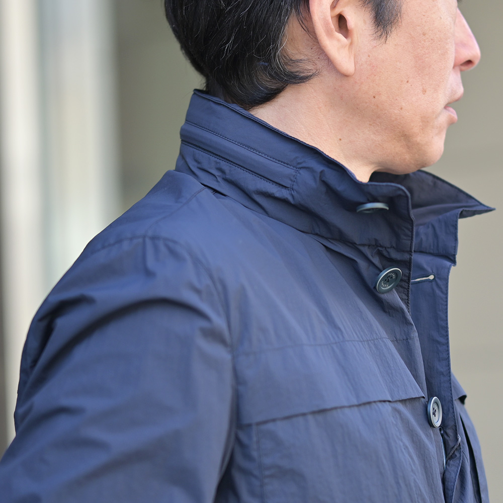 ヘルノ（HERNO）超軽量撥水ナイロン M-65型ライトブルゾン　ネック部分の着用アップ画像