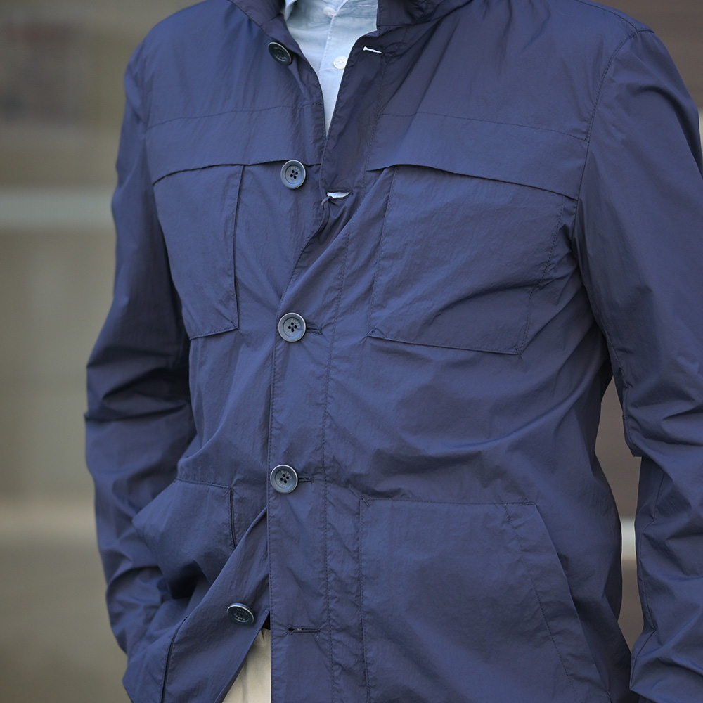 ヘルノ（HERNO）超軽量撥水ナイロン M-65型ライトブルゾン　フロント部分の着用アップ画像