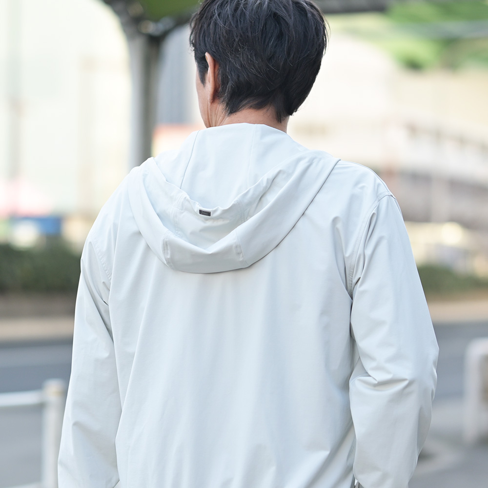 ヘルノ（HERNO）ナイロンジャージー パーカー　フード部分の着用アップ画像