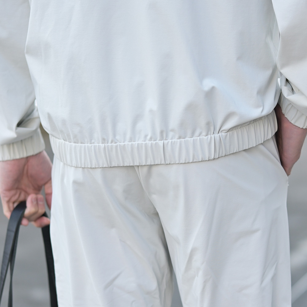 ヘルノ（HERNO）ナイロンジャージー パーカー　裾部分の着用アップ画像