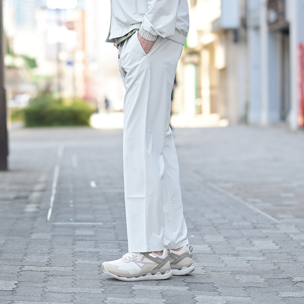 ヘルノ（HERNO）ナイロンジャージー パンツ　横からのシルエット画像