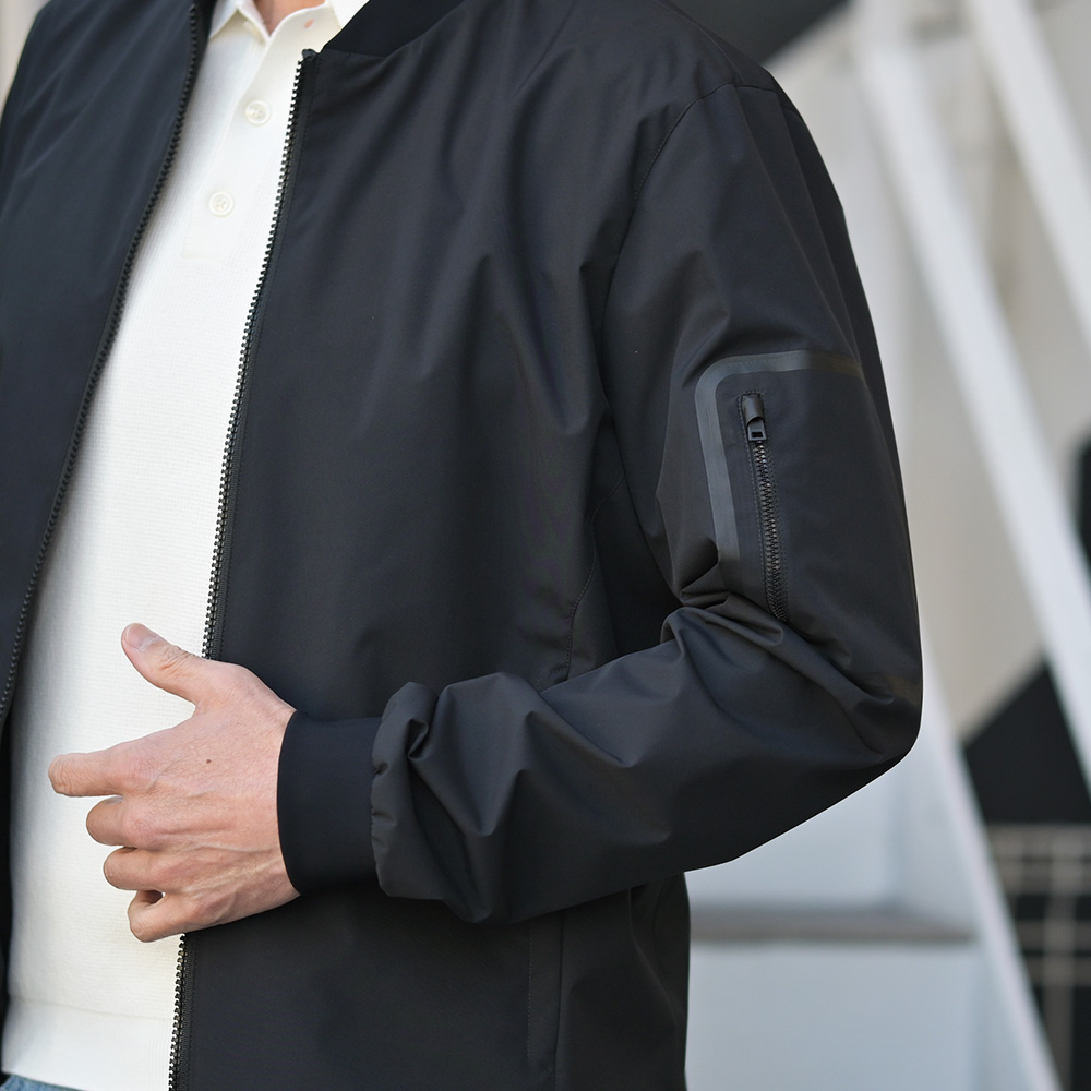 ヘルノ（HERNO）軽量&撥水 MA-1型ブルゾン　袖の着用アップ画像