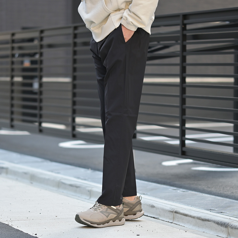 ヘルノ（HERNO）超軽量ストレッチナイロン イージーパンツ　横からのシルエット画像
