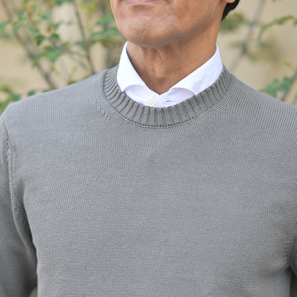 ZANONE（ザノーネ）GIRO 7ゲージ リネンコットンミドルゲージ クルーネックニット　モデル着用バストアップ画像