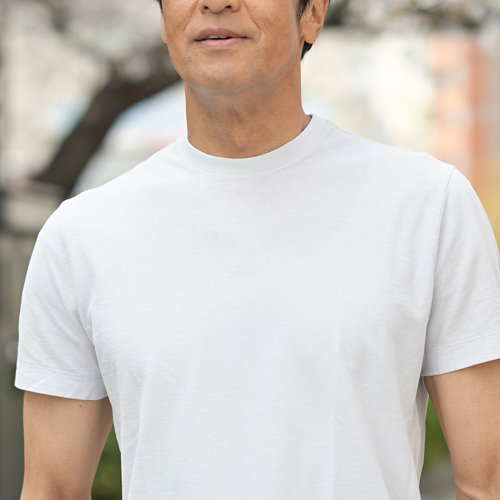 ZANONE（ザノーネ）アイスコットン クルーネック　モデル着用バストアップ画像