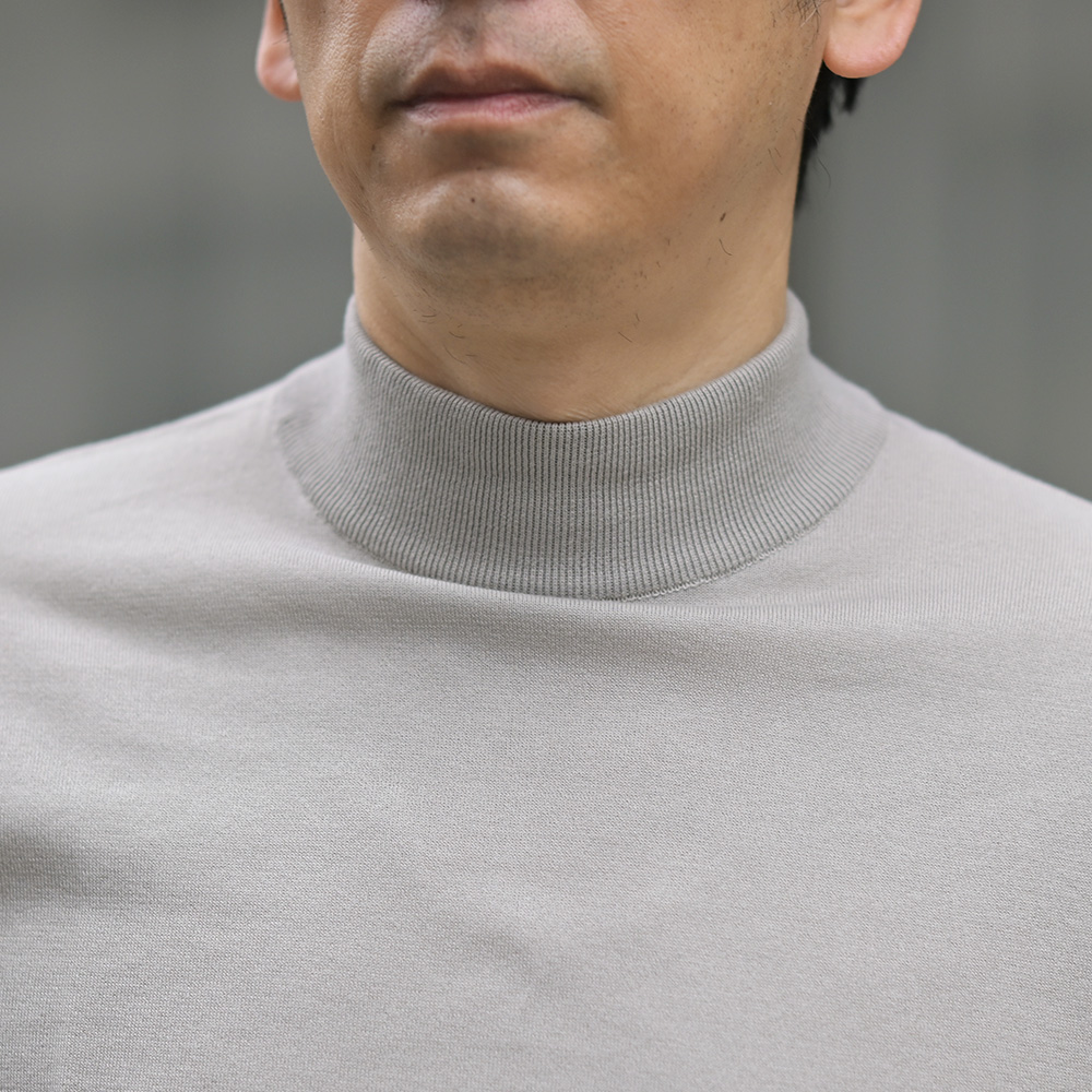ジョンスメドレー（JOHN SMEDLEY）ARBER　シーアイランドコットン 半袖モックネックニット　首元のアップ