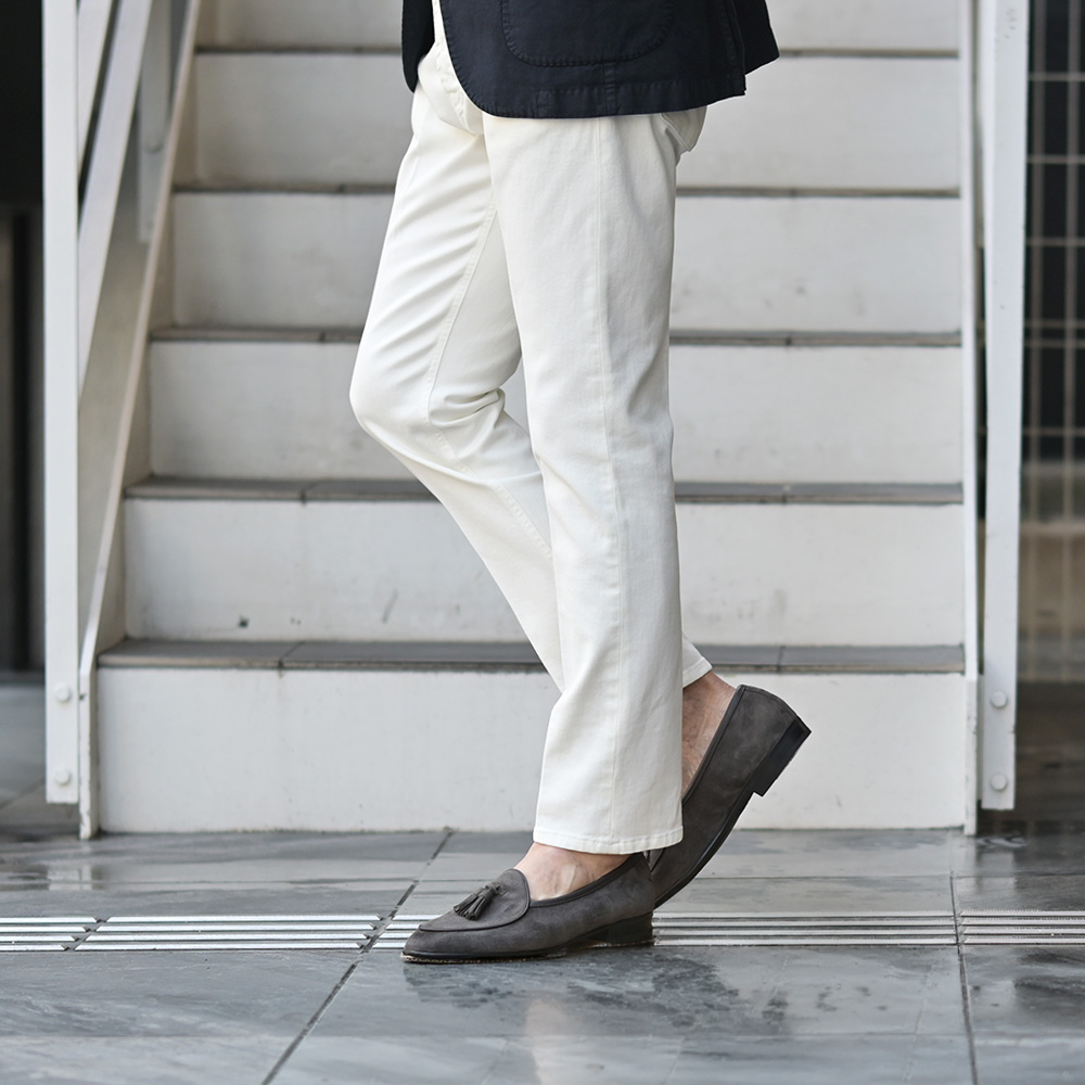 アントレアミ（ENTRE AMIS）CHRISモデル レギュラーテーパード デニムパンツ　足元のアップ画像