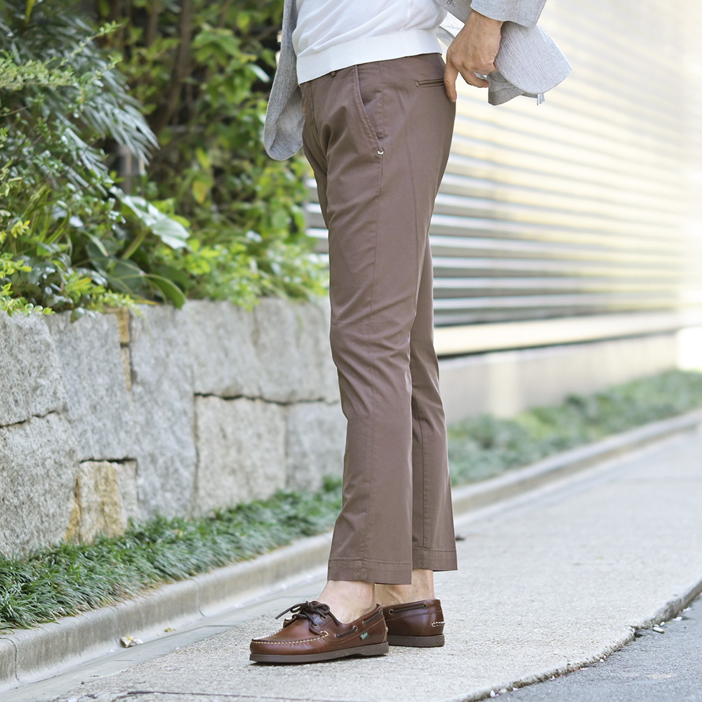 アントレアミ（ENTRE AMIS）8188モデル スリムテーパード チノスラックス　足元のアップ画像