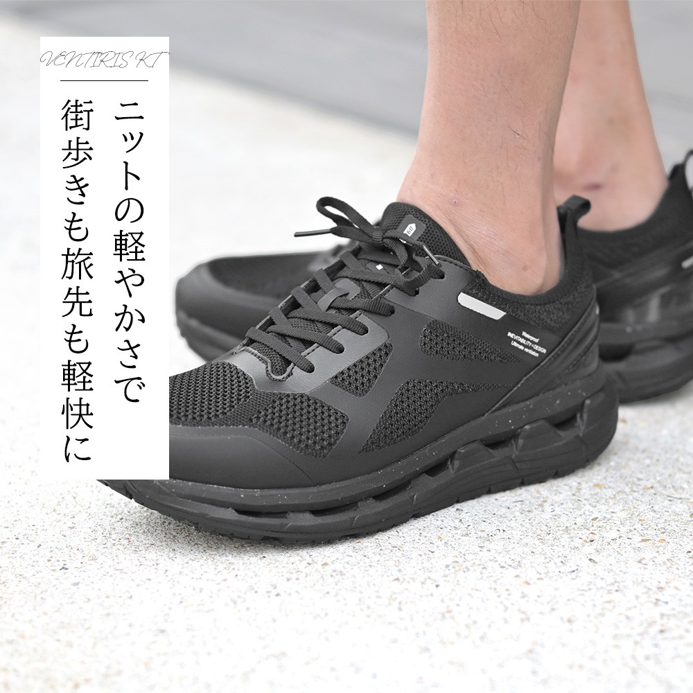 モイスルー360（MOISTHROUGH360）シューズを履いた足元のアップ画像　時を重ねるほど味わいが深まる一足