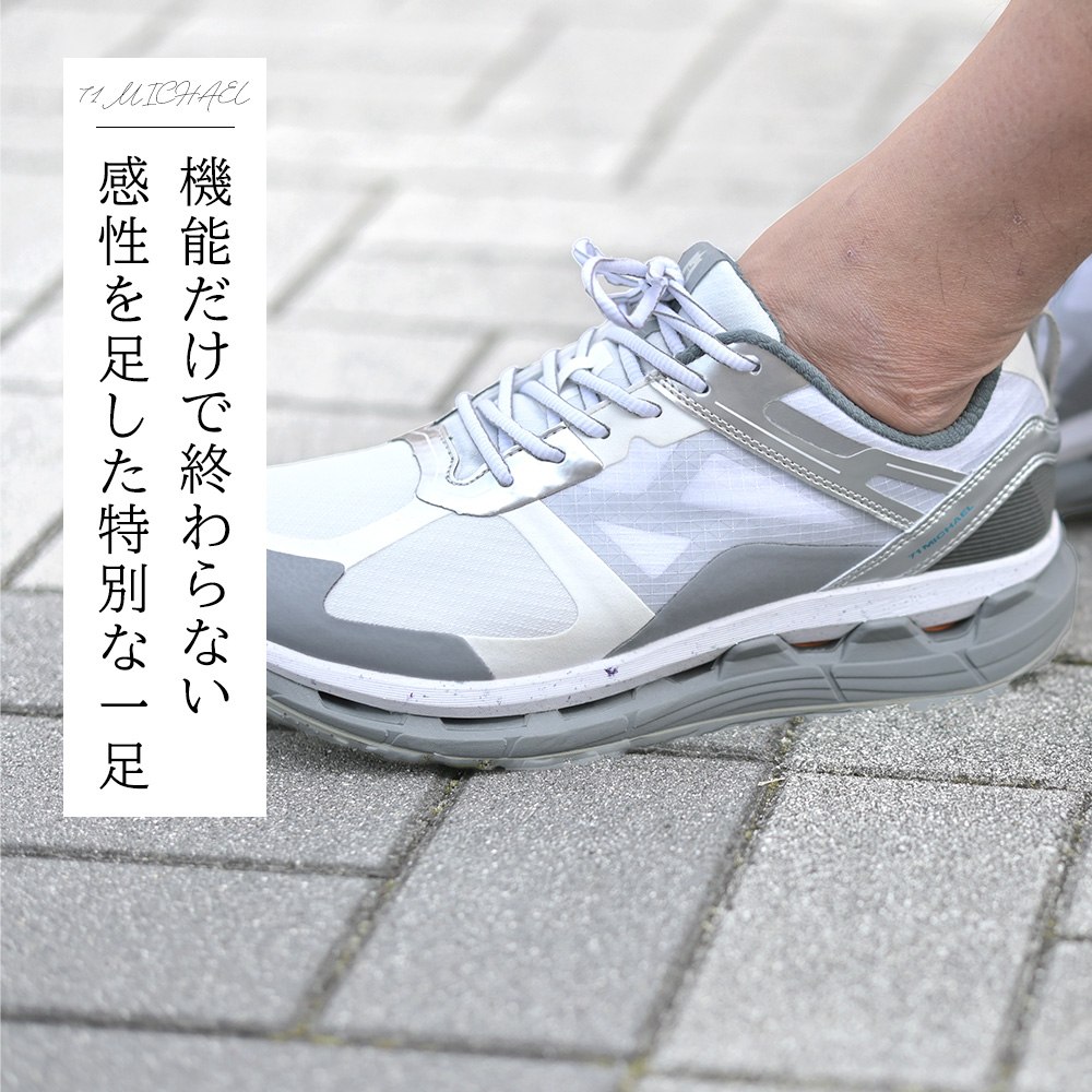 モイスルー360（MOISTHROUGH360）シューズを履いた足元のアップ画像　深みのある上品さに満ちた洗練レザースニーカー