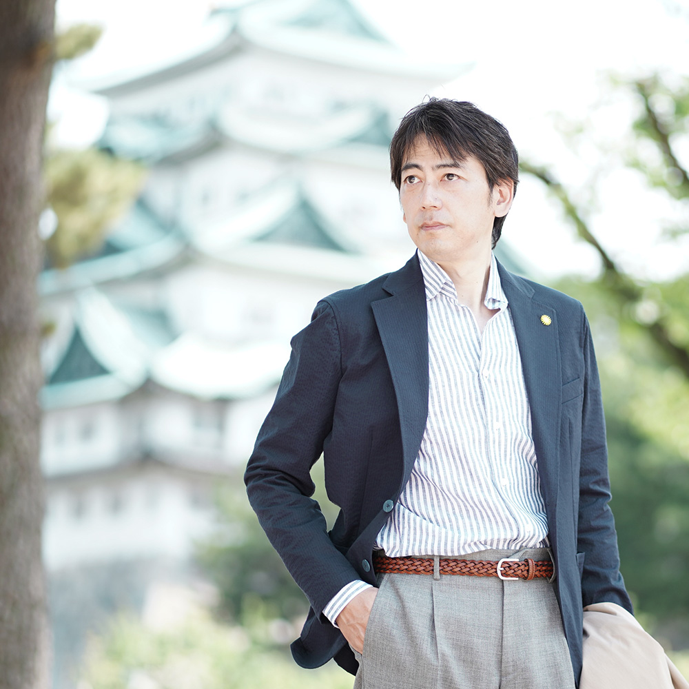 仕事着で歩いている様子