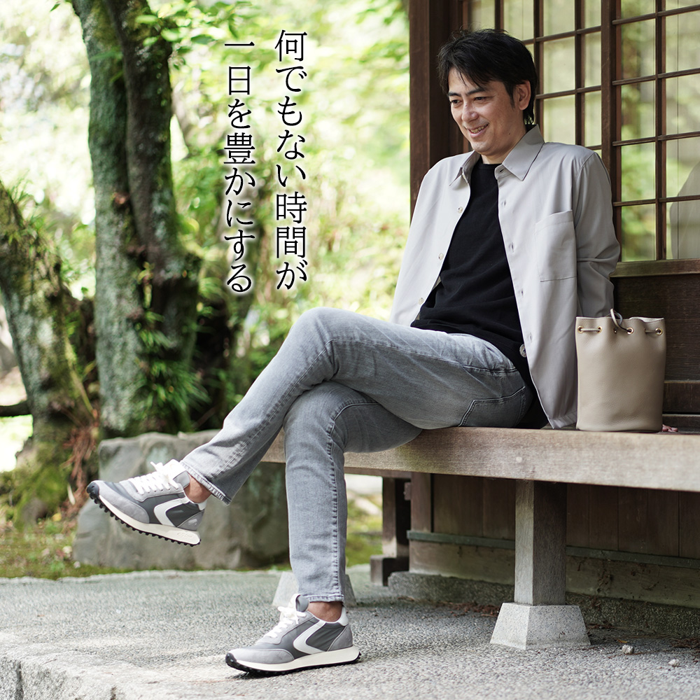 服を変えたら身体も動き出す　その気にさせるスポーツウェアのチカラ　公園で休憩している風景