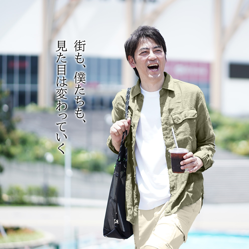 非日常が日常をもっと面白くする　ちょっと遠くへ、大人のアクティブスタイル　城周りのお堀を散歩している風景