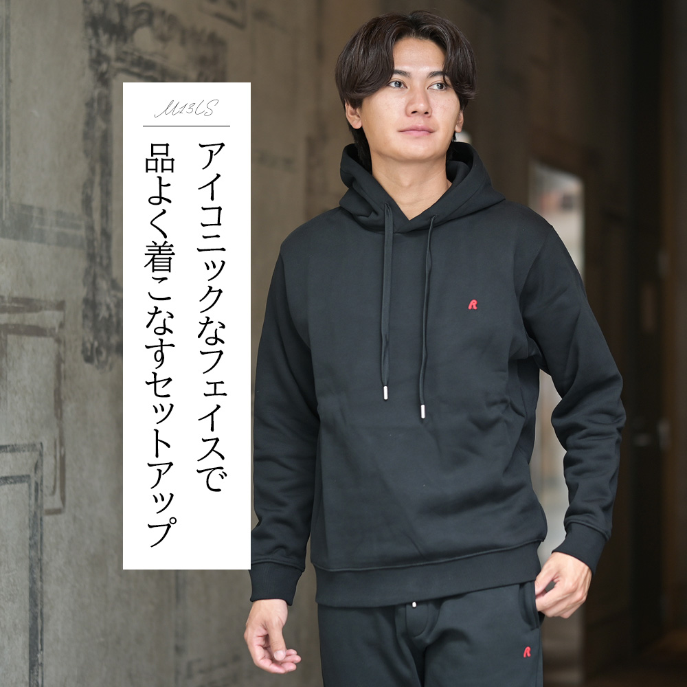 REPLAY 赤い立体Rマークワッペンパーカーとメタルパーツコード付きジョガーパンツのモデル着用セットアップ - 胸元の立体Rマークワッペンが個性を吹き込み、ふんわり裏起毛コットンで保温性とハリ感を備えた品格漂うスウェットセットアップ。