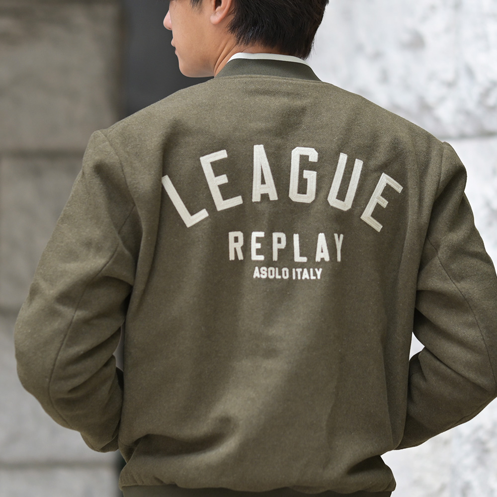 REPLAY ウール混メルトンスタジャン背面に走る大胆なグラフィック刺繍とカレッジ風バックスタイル