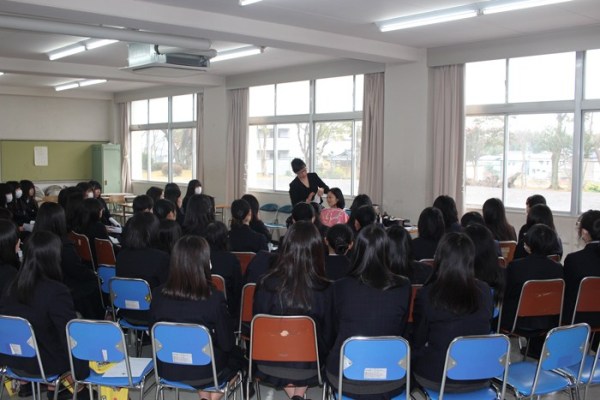 愛知県立衣台高等学校　スーツ・メイク講座